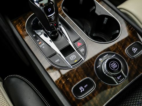 Used 2019 Bentley Bentayga image 61