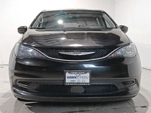 Used 2023 Chrysler Voyager LX image 2