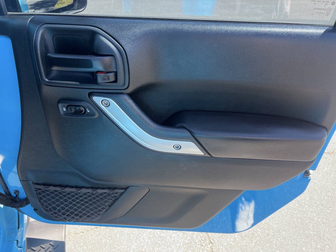 Used 2018 Jeep Wrangler Unlimited Sahara w/ Connectivity Group AWD/4WD image 15