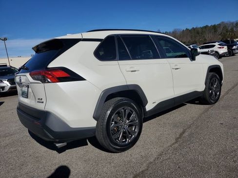 Used 2022 Toyota RAV4 XLE Premium image 6