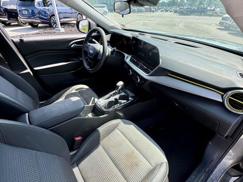 Used 2025 Chevrolet Trax LT FWD image 15