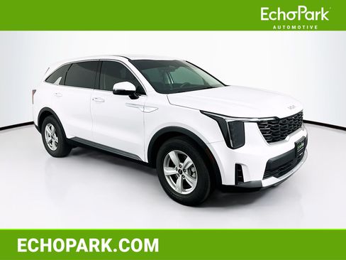 Used 2025 Kia Sorento LX FWD image 1