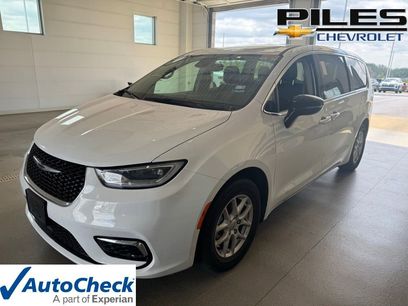 Used 2024 Chrysler Pacifica Touring-L
