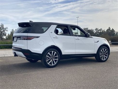 Used 2025 Land Rover Discovery Dynamic SE image 17