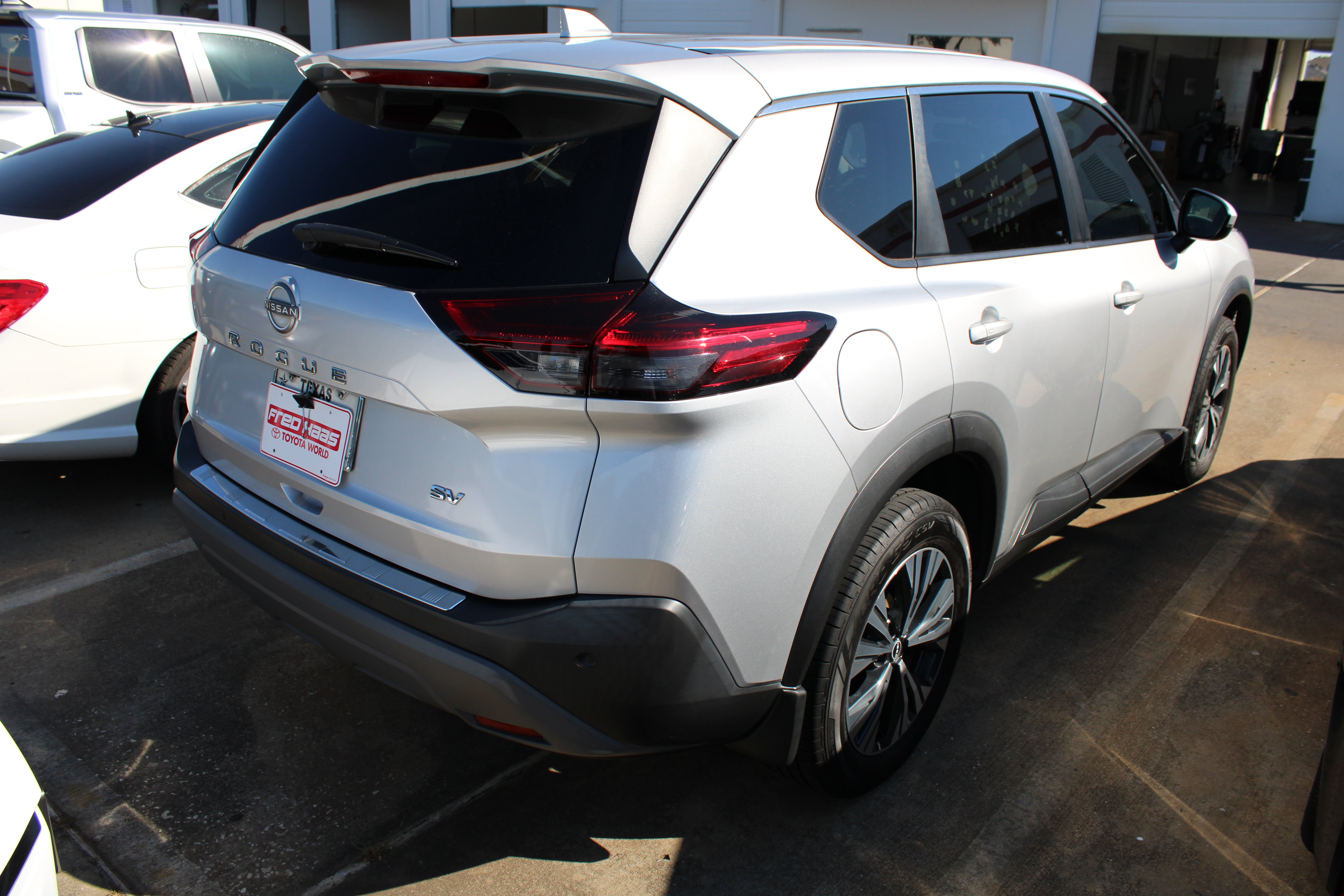 Used 2022 Nissan Rogue SV FWD image 9