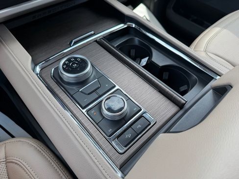 Used 2024 Ford Expedition Limited AWD/4WD image 26