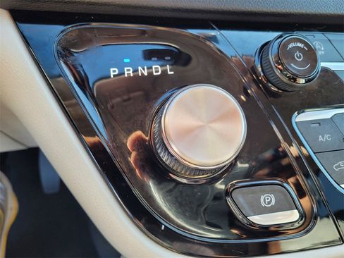 Used 2024 Chrysler Pacifica Touring-L image 22