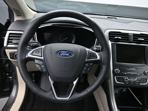 Used 2020 Ford Fusion SEL image 17