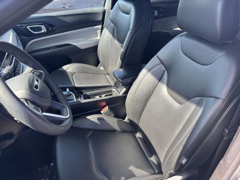 Used 2025 Jeep Compass Limited image 37