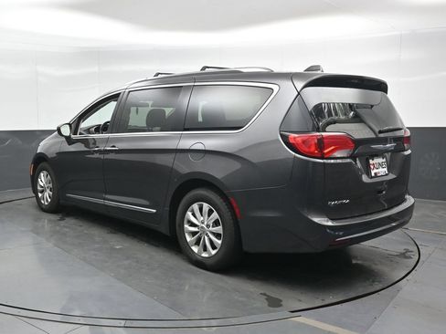 Used 2018 Chrysler Pacifica Touring-L FWD image 10