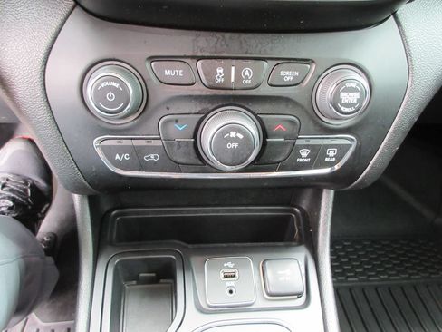 Used 2019 Jeep Cherokee Latitude w/ Popular Appearance Group FWD image 29