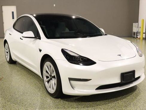 Used 2021 Tesla Model 3 Standard Range Plus image 1
