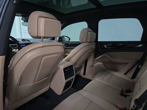 Certified 2023 Porsche Cayenne AWD/4WD image 28