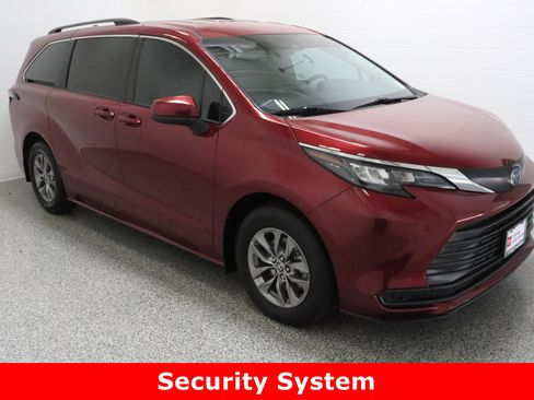 Certified 2025 Toyota Sienna LE image 4