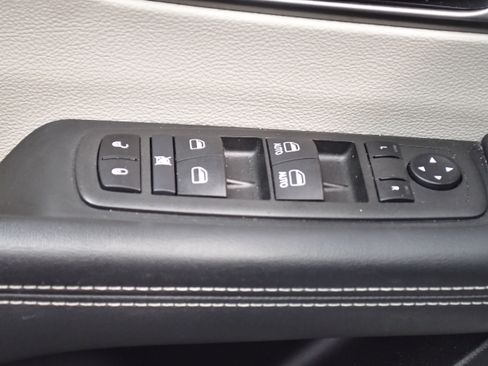 Used 2024 Chrysler Pacifica Touring-L FWD image 18