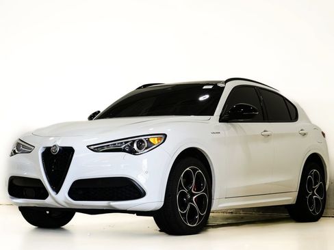 Used 2023 Alfa Romeo Stelvio Veloce AWD/4WD image 3