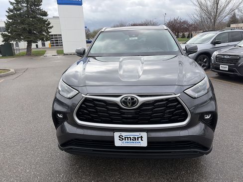 Used 2022 Toyota Highlander XLE image 2