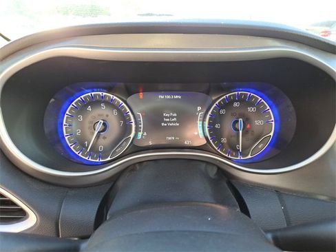 Used 2024 Chrysler Pacifica Touring-L image 12