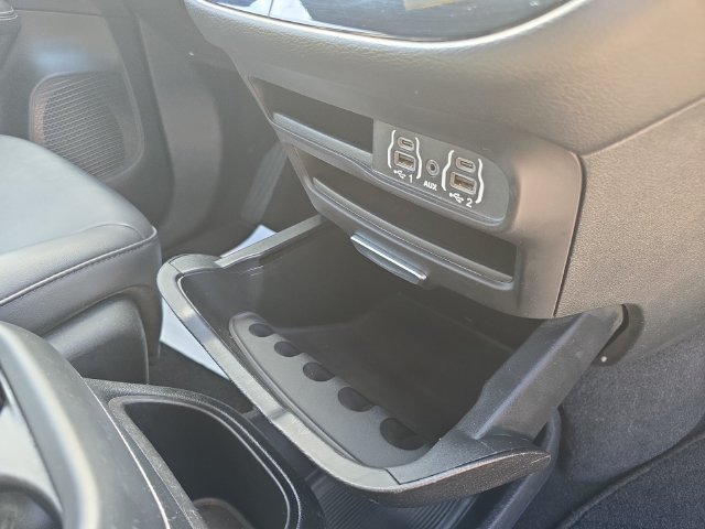 Used 2025 Chrysler Pacifica Select FWD image 16