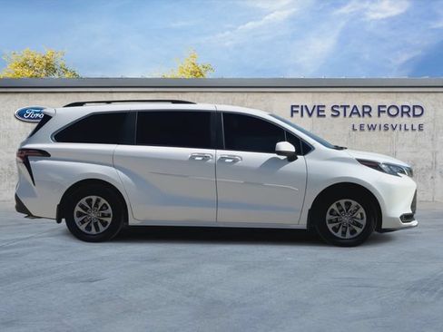 Used 2025 Toyota Sienna XLE AWD/4WD image 9