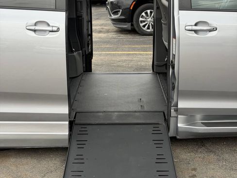 Used 2017 Toyota Sienna XLE image 10