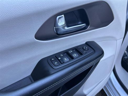 Used 2023 Chrysler Voyager LX image 18