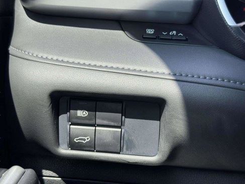 Used 2021 Toyota Highlander XLE AWD/4WD image 23