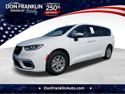 Used 2023 Chrysler Pacifica Touring-L FWD image 1