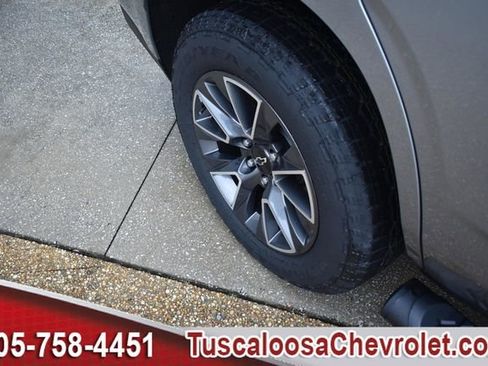 Used 2024 Chevrolet Tahoe Z71 w/ Luxury Package AWD/4WD image 15