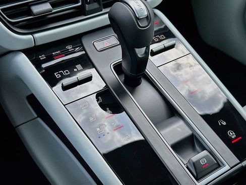 New 2026 Porsche Macan AWD/4WD image 18
