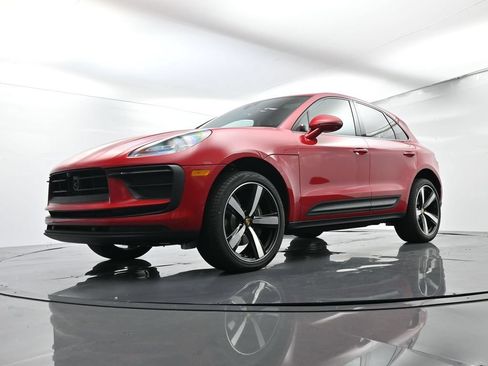 Certified 2025 Porsche Macan AWD/4WD image 41