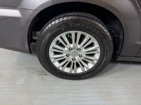 Used 2015 Chrysler Town & Country Touring-L image 10