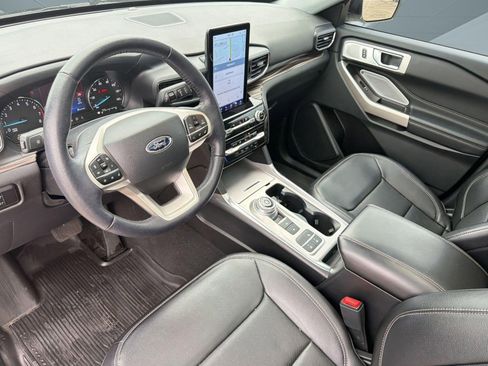 Used 2023 Ford Explorer Limited w/ Limited Technology Package image 3