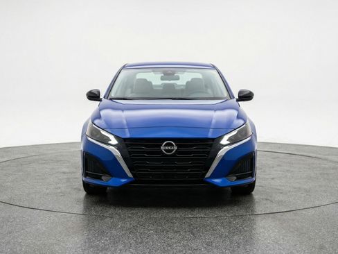 Used 2025 Nissan Altima 2.5 SV image 2