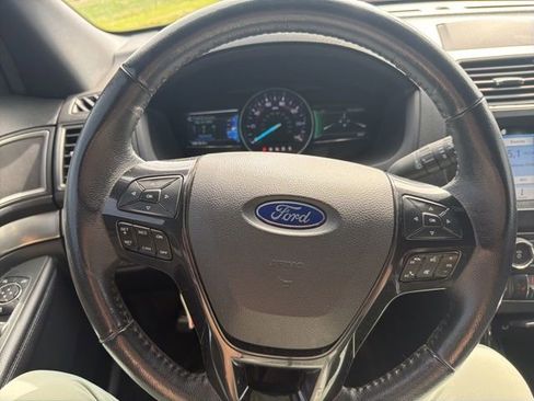Used 2018 Ford Explorer XLT w/ Equipment Group 202A AWD/4WD image 7