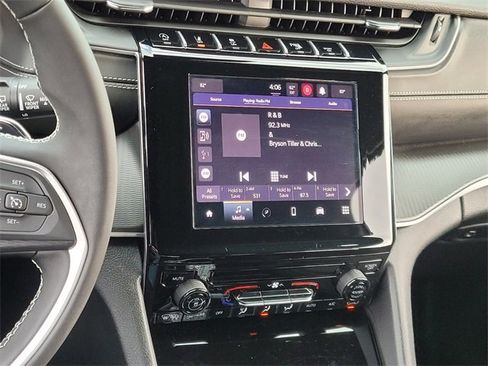 Used 2025 Jeep Grand Cherokee Laredo X image 21