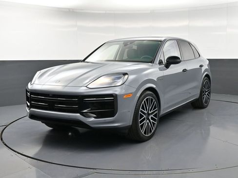 Certified 2025 Porsche Cayenne Turbo image 1
