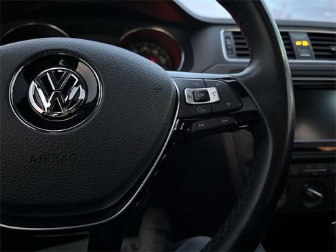 Used 2017 Volkswagen Jetta SE image 32