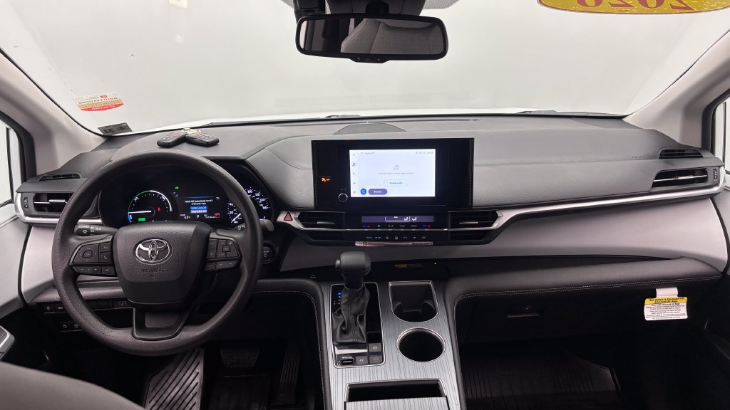 Certified 2026 Toyota Sienna LE FWD image 33