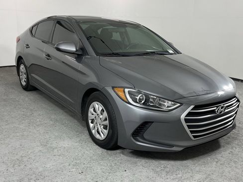 Used 2018 Hyundai Elantra SE image 1
