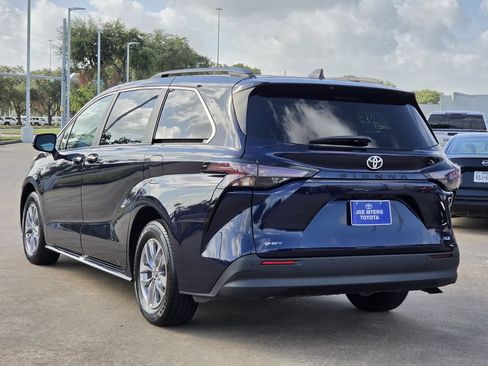Used 2026 Toyota Sienna XLE FWD image 7