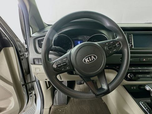 Used 2019 Kia Sedona LX image 17