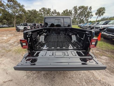 New 2025 Jeep Gladiator Mojave image 11