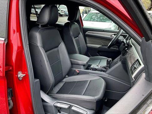 Certified 2022 Volkswagen Atlas Cross Sport SE w/ Black Wheel Package image 7