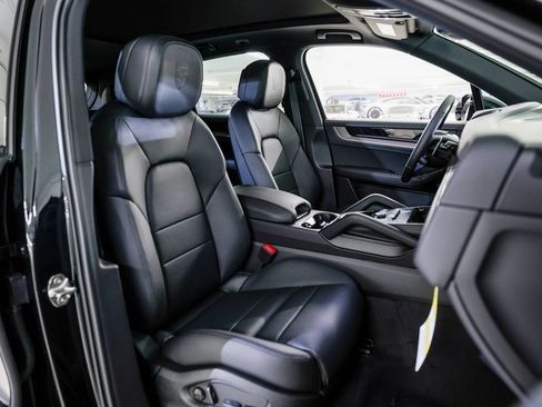 Certified 2026 Porsche Cayenne AWD/4WD image 30