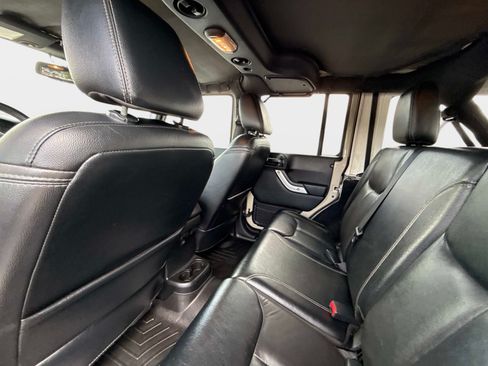 Used 2017 Jeep Wrangler Unlimited Rubicon w/ Connectivity Group AWD/4WD image 18