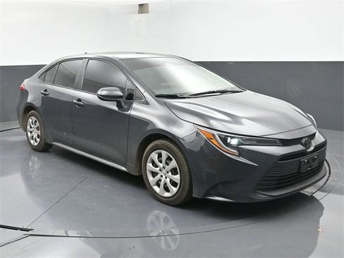 Used 2025 Toyota Corolla LE image 2