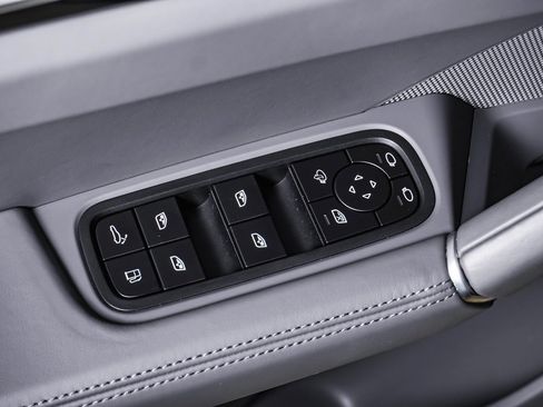 Certified 2023 Porsche Cayenne Platinum Edition image 26