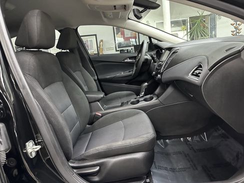 Used 2018 Chevrolet Cruze LT w/ Convenience Package image 17