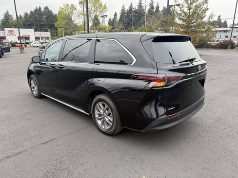 Used 2025 Toyota Sienna LE FWD image 3